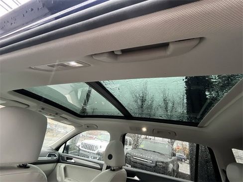 Used 2022 Volkswagen Tiguan SE image 18