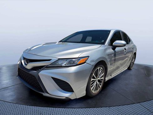 Used 2018 Toyota Camry SE w/ Moonroof Package FWD image 3