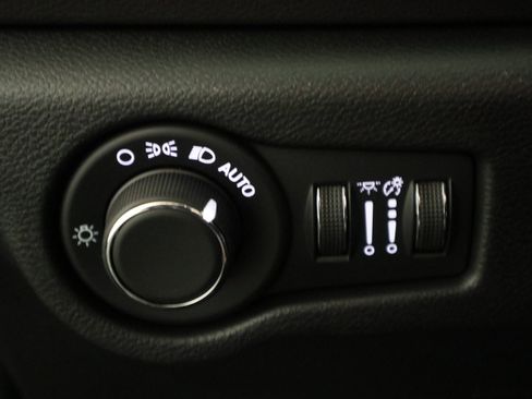 New 2026 Chrysler Voyager LX image 34