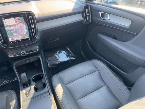 Certified 2025 Volvo XC40 B5 Core image 16