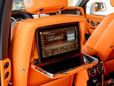 Used 2023 Rolls-Royce Cullinan Black Badge w/ Dark Exterior Package image 17