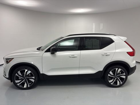 Used 2025 Volvo XC40 B5 Plus w/ Climate Package image 4