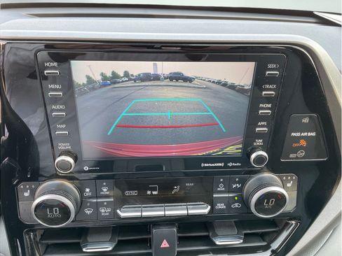 Used 2021 Toyota Highlander XLE AWD/4WD image 9