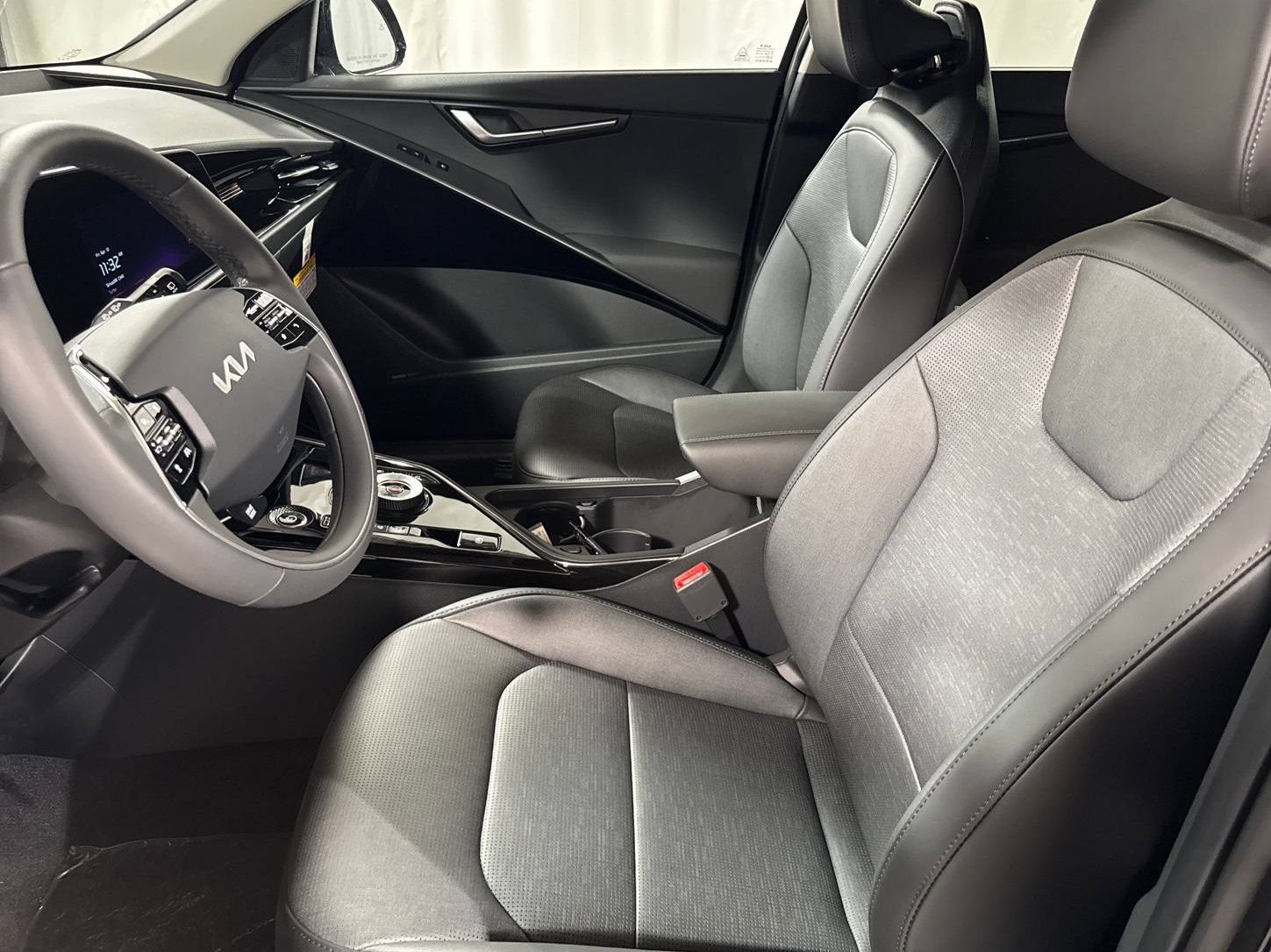 New 2026 Kia Niro Wave w/ Wave Preserve Package FWD image 3