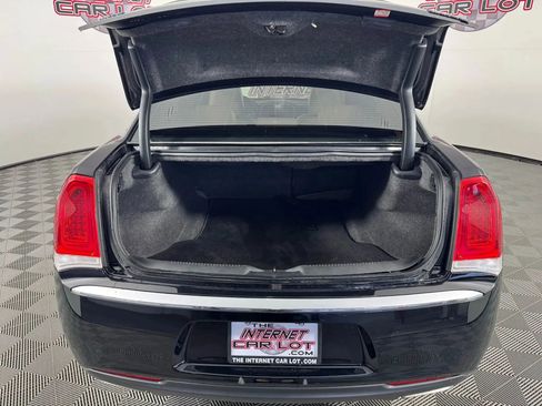 Used 2018 Chrysler 300 Limited AWD/4WD image 28