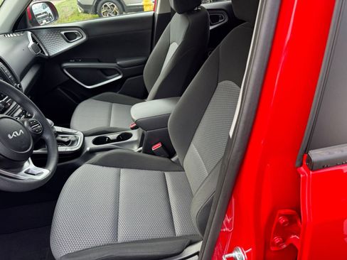 Used 2025 Kia Soul LX w/ LX Technology Package image 24