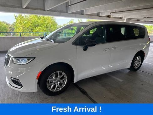 Used 2024 Chrysler Pacifica Touring FWD image 1