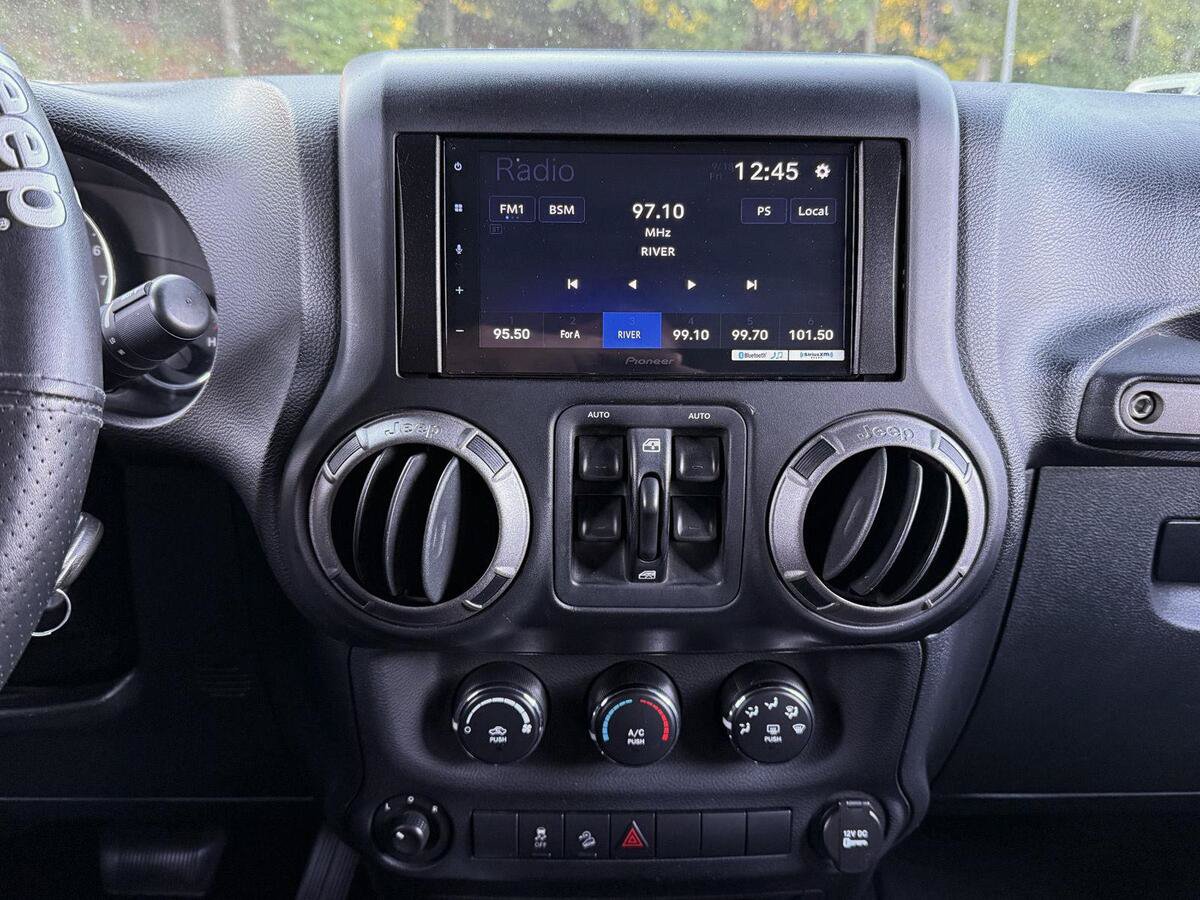 Used 2012 Jeep Wrangler Unlimited Sport AWD/4WD image 17