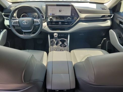 Used 2024 Toyota Highlander XLE FWD image 22
