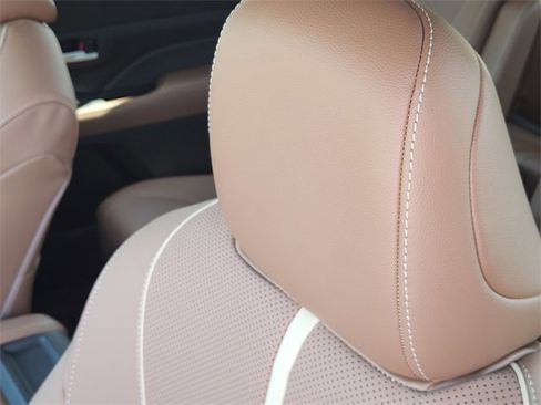 New 2026 Toyota Grand Highlander Platinum image 11