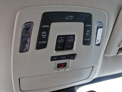 Used 2024 Toyota Sienna XLE FWD image 38