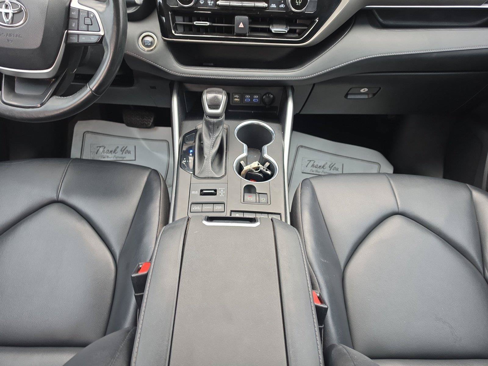 Used 2022 Toyota Highlander XLE AWD/4WD image 11
