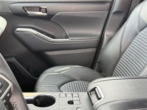 Used 2025 Toyota Highlander XSE AWD/4WD image 11