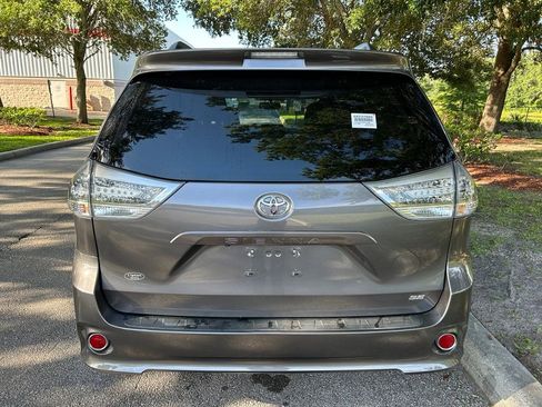 Used 2016 Toyota Sienna SE FWD image 5