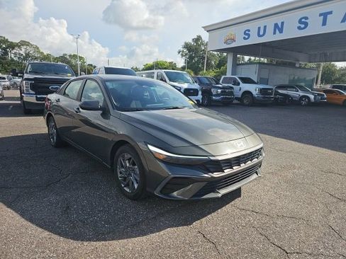 Used 2024 Hyundai Elantra SEL FWD image 7