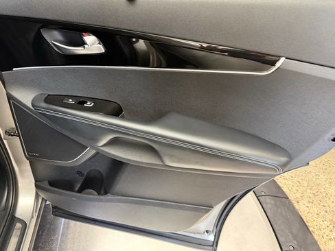 Used 2017 Kia Sorento SX image 23
