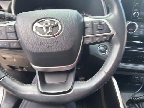 Used 2022 Toyota Highlander XLE AWD/4WD image 5