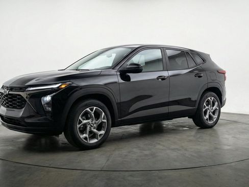 Used 2025 Chevrolet Trax LT FWD image 3
