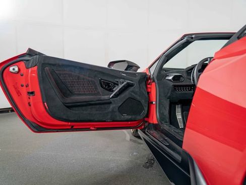 Used 2018 Lamborghini Huracan Performante AWD/4WD image 14