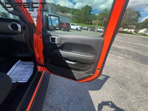 Used 2018 Jeep Wrangler Unlimited Sahara AWD/4WD image 38
