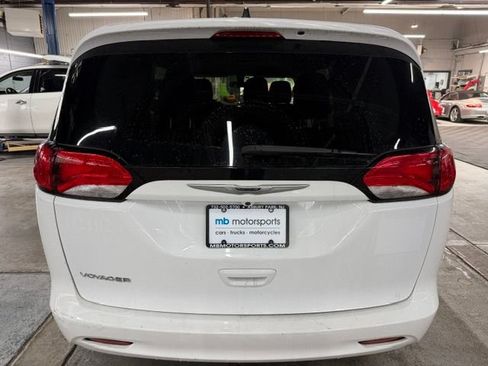 Used 2021 Chrysler Voyager L FWD image 3
