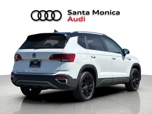 Used 2023 Volkswagen Taos SE w/ Panoramic Sunroof Package FWD image 2