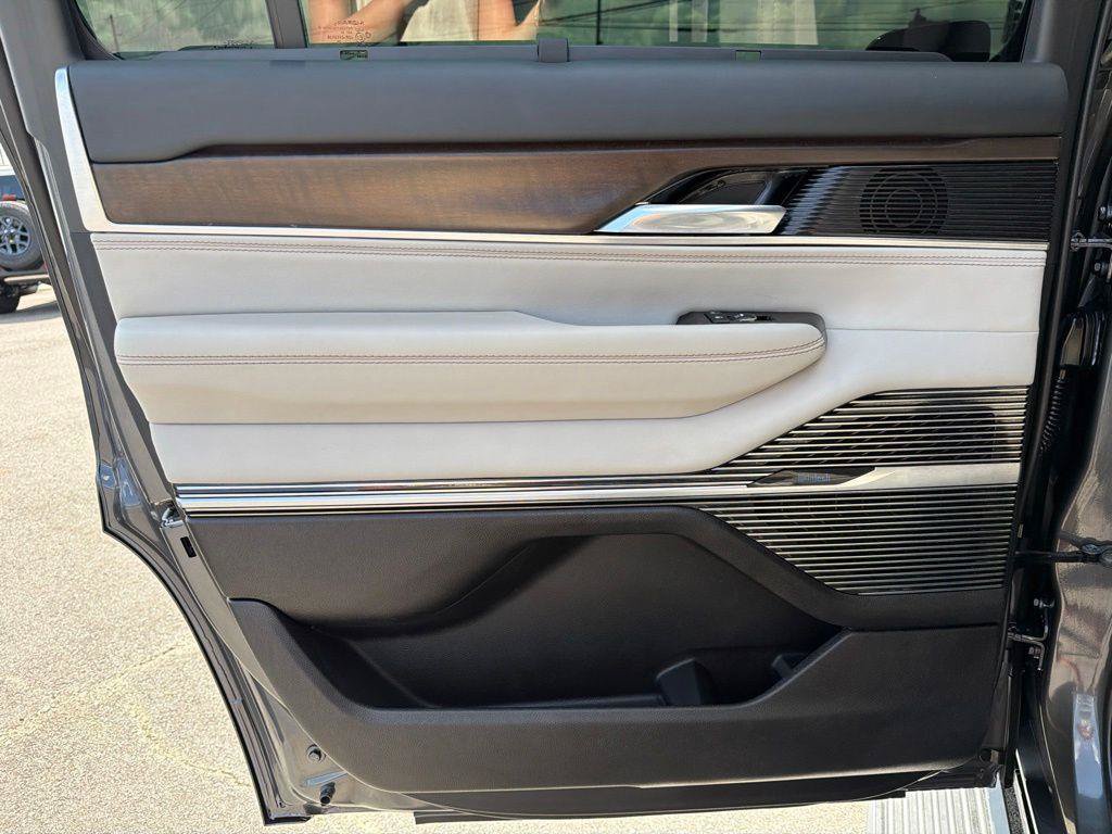 Used 2022 Jeep Grand Wagoneer Series I AWD/4WD image 17