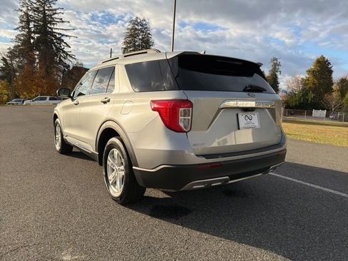 Used 2022 Ford Explorer XLT w/ Equipment Group 202A image 6