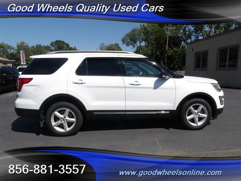 Used 2017 Ford Explorer XLT image 4