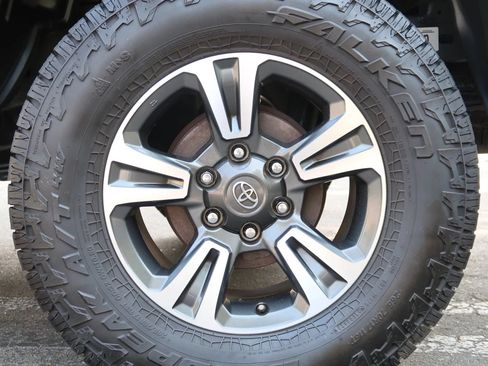 Used 2017 Toyota Tacoma TRD Sport w/ Tow Package (A/T) AWD/4WD image 8