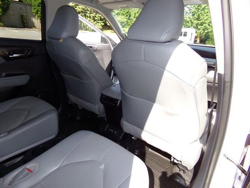 Used 2024 Toyota Highlander AWD image 26