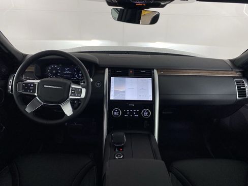 Used 2025 Land Rover Discovery S image 12