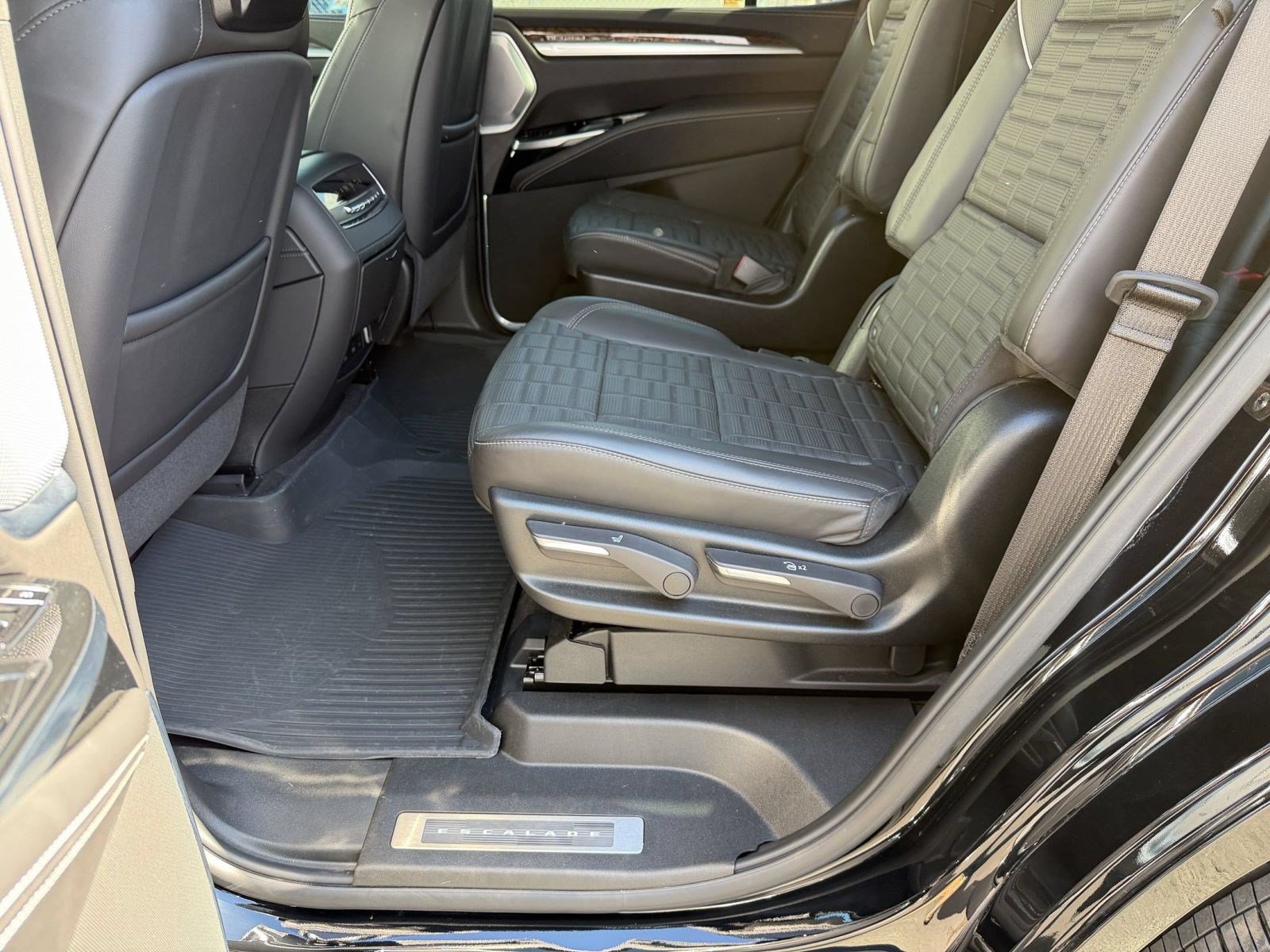 Certified 2026 Cadillac Escalade Platinum Sport w/ LPO, ONYX Package AWD/4WD image 20