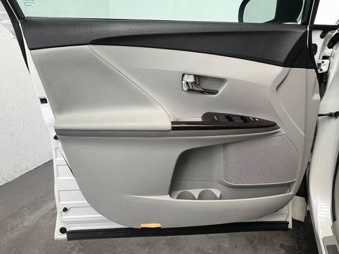Used 2010 Toyota Venza w/ Convenience Pkg image 7