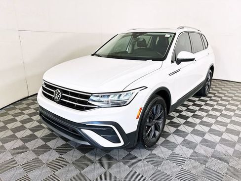 Used 2022 Volkswagen Tiguan SE w/ Panoramic Sunroof Package FWD image 7