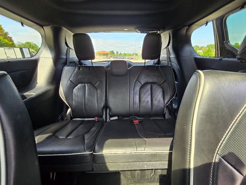 Used 2025 Chrysler Pacifica Limited FWD image 21