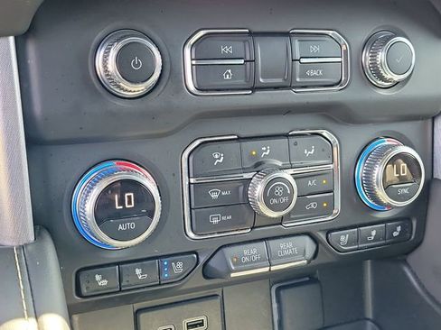 Used 2024 GMC Yukon XL SLT image 32