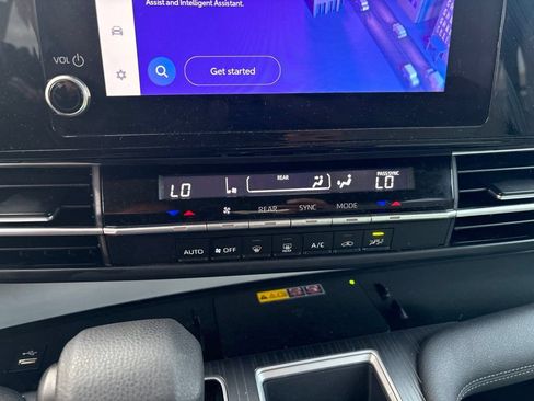Used 2025 Toyota Sienna LE FWD image 18