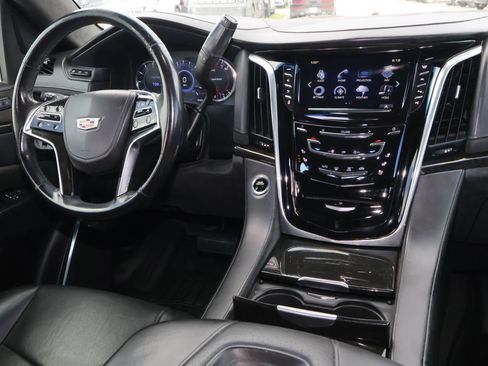 Used 2018 Cadillac Escalade Platinum AWD/4WD image 10