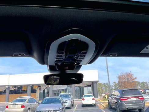 Used 2025 Porsche Macan image 36