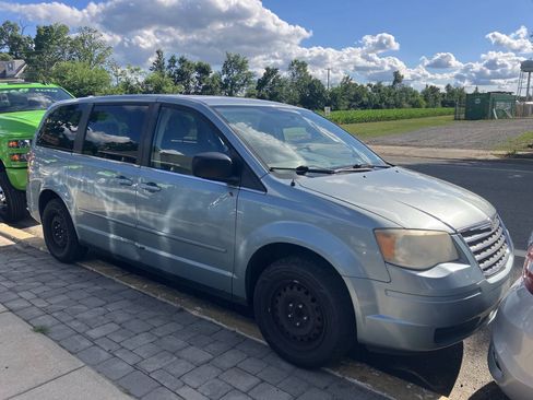 Used 2010 Chrysler Town & Country LX FWD image 2
