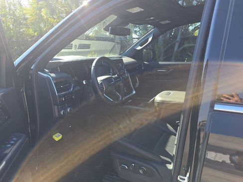 Used 2025 GMC Yukon XL Denali w/ Sun & Power Step Package image 5