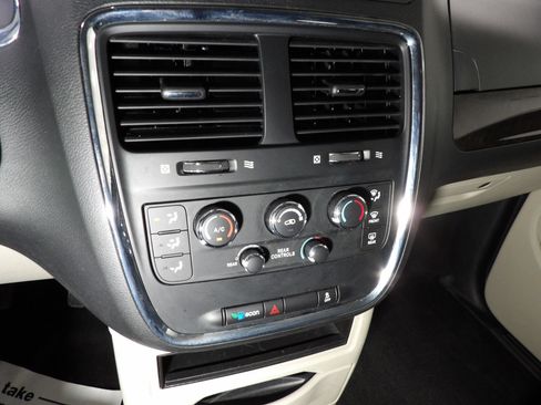 Used 2019 Dodge Grand Caravan SE w/ UConnect Hands-Free Group FWD image 13