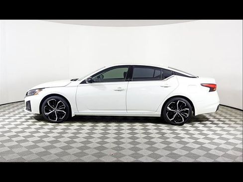 Used 2024 Nissan Altima 2.5 SR w/ SR Premium Package FWD image 3