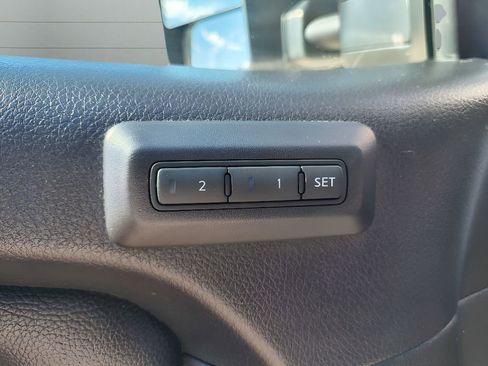 Used 2018 Nissan Titan SL w/ Chrome Package RWD image 11