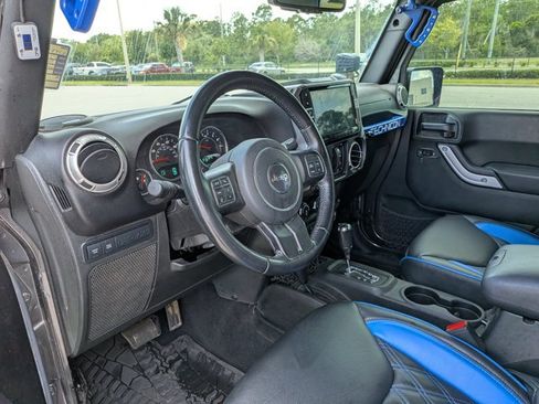 Used 2017 Jeep Wrangler Unlimited Rubicon w/ Connectivity Group AWD/4WD image 7