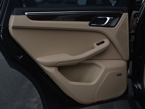 Certified 2025 Porsche Macan image 37