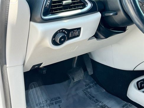 Used 2018 Chrysler Pacifica Touring-L image 10
