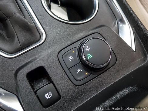 Used 2022 Chevrolet Traverse LS image 25