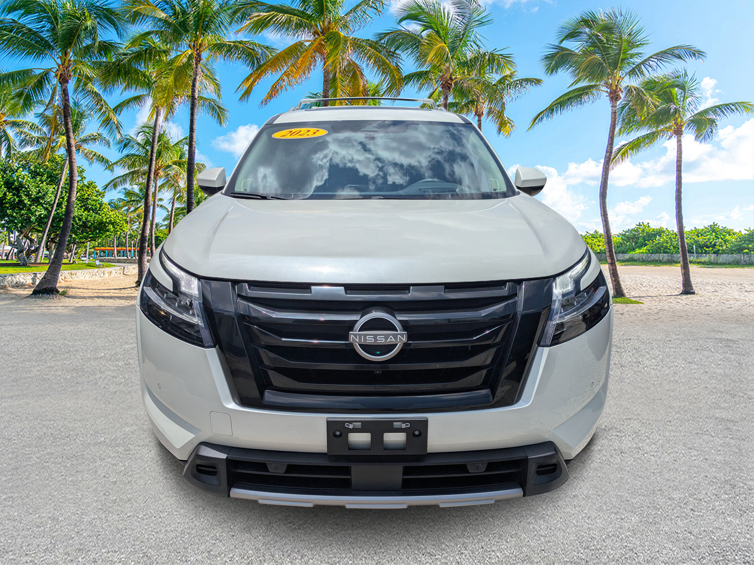 Used 2023 Nissan Pathfinder Platinum w/ Black Appearance Package AWD/4WD image 8